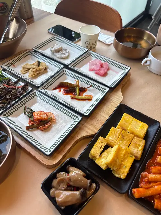 테이블에 놓인 여러 가지 반찬들