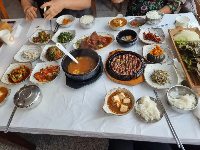 다양한 찌개와 반찬이 함께 나오는 상차림