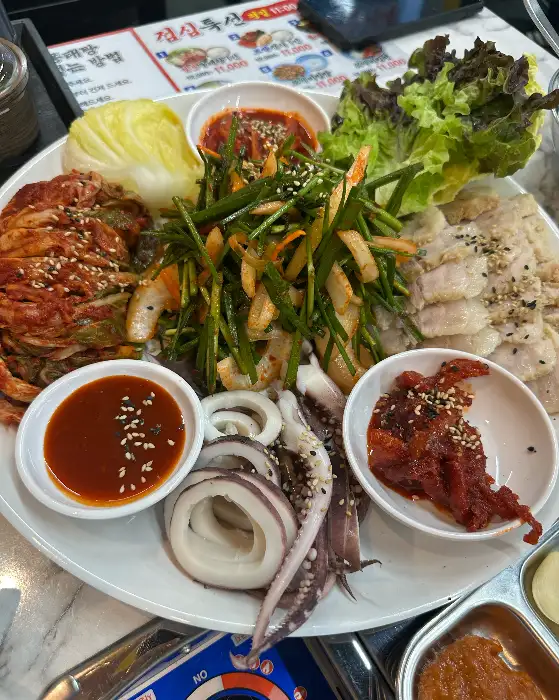 보쌈과 오징어, 김치 등 메뉴 클로즈업 사진