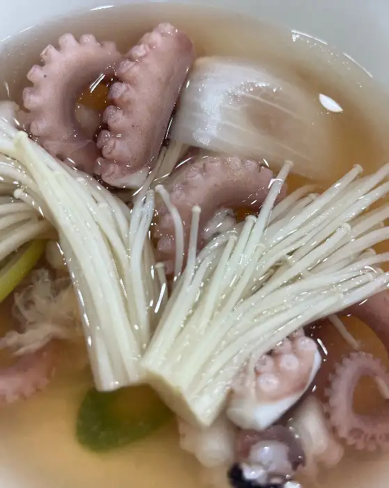 잘게 썰어진 낙지와 양념이 섞인 볶음밥
