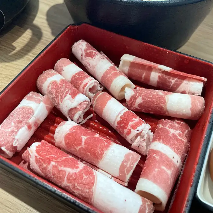 신선하게 썰려 나온 소고기 롤