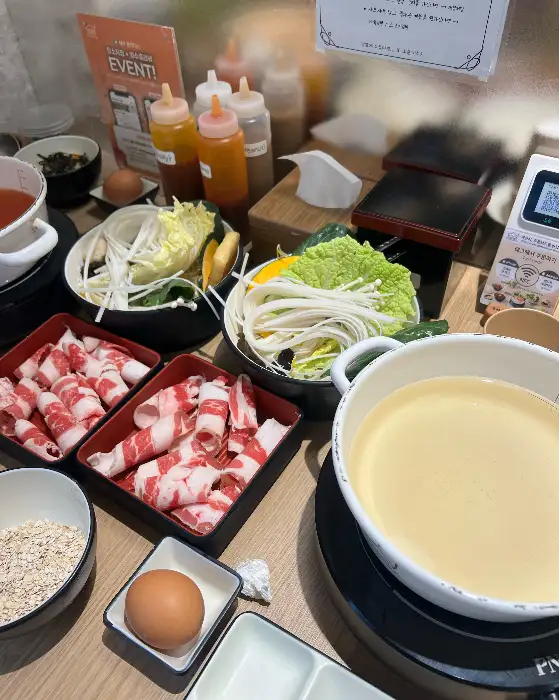 준비된 샤브샤브 재료와 육수