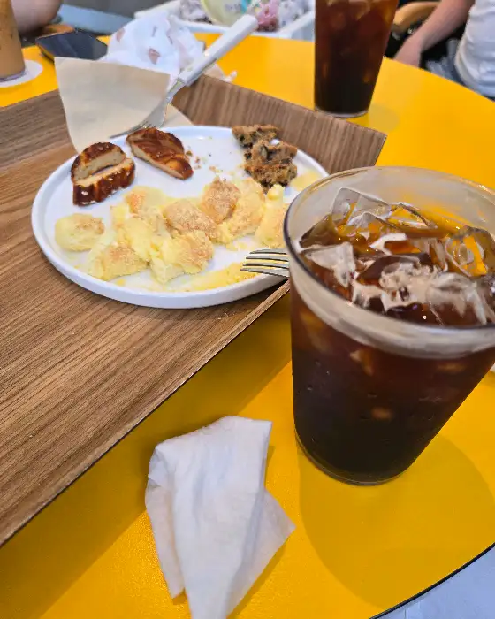 아이스 아메리카노와 빵