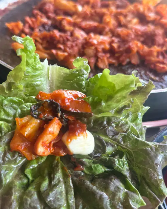 쌈 싸 먹는 모습