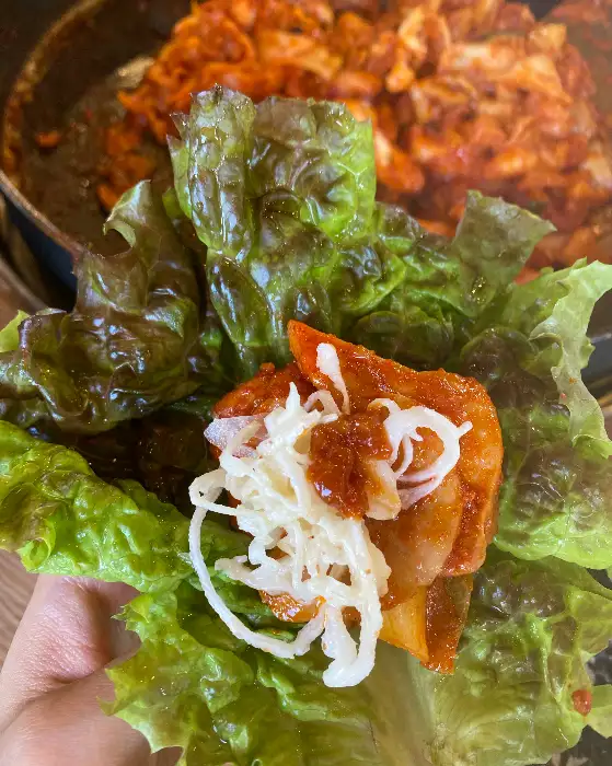 쌈 채소에 얹은 닭갈비
