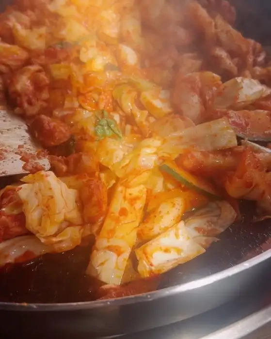 철판 닭갈비 조리 중
