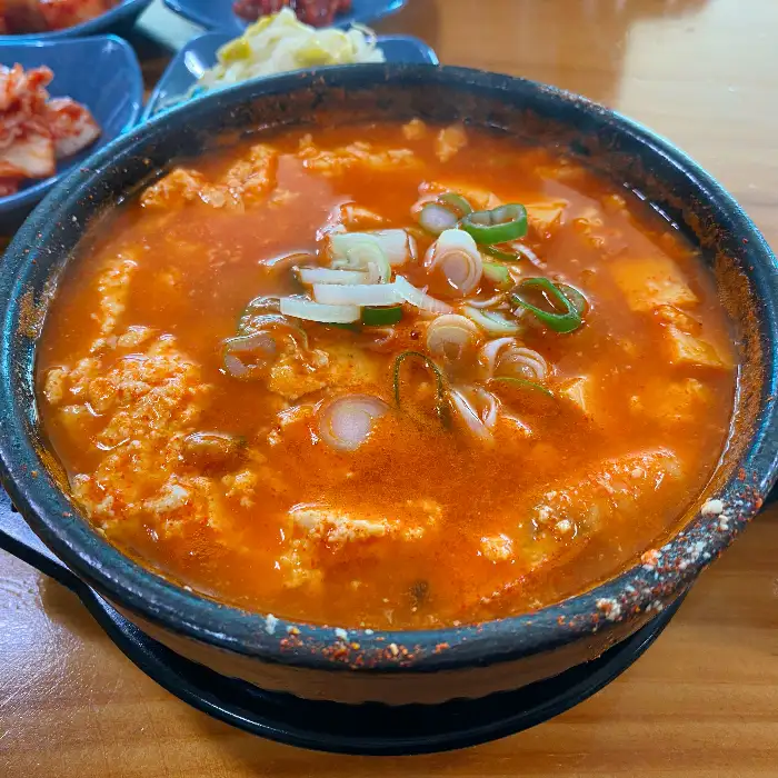 순두부찌개 속 치즈 조각