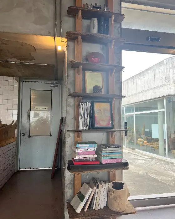 카페 내부의 나무 선반과 책들