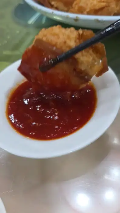 멘보샤 소스에 찍어 먹는 모습