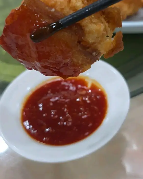 군만두를 간장 소스에 찍는 모습