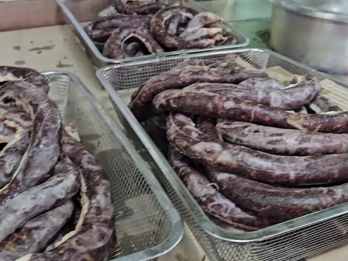 김이 모락모락 나는 순대 단면과 썰어 놓은 순대 모습