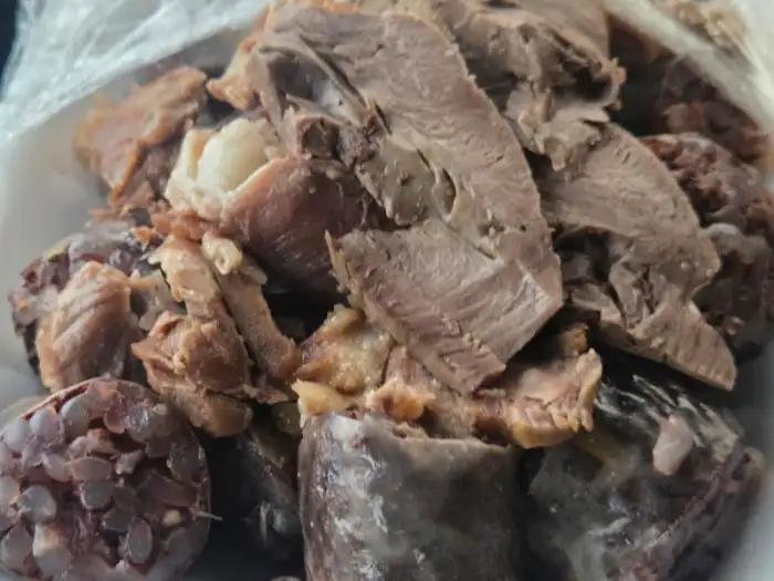 푸짐하게 담긴 모듬 순대와 수육 한 접시