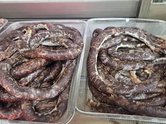 큼직하게 썰린 순대들이 트레이에 가득 담겨 있는 모습
