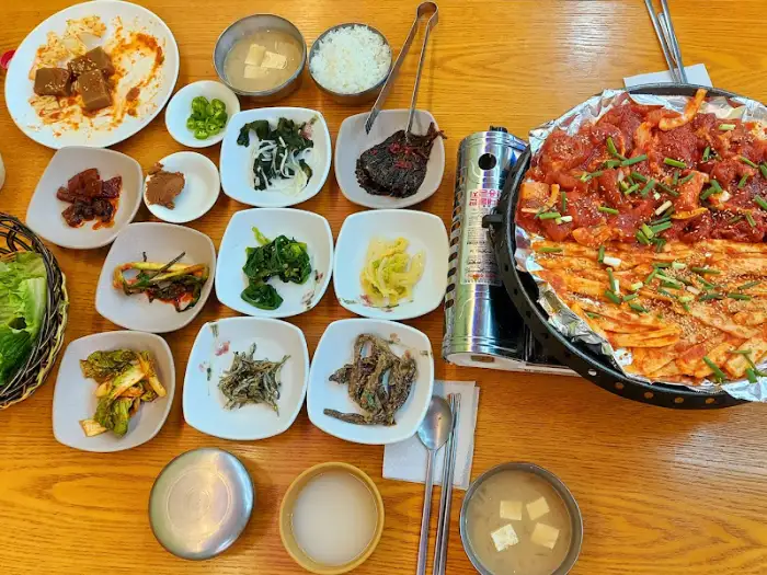 푸짐하게 차려진 한상차림