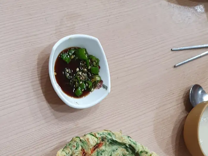 매콤한 소스에 버무려진 도토리묵