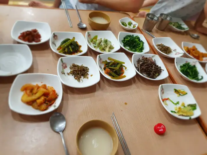 다양한 반찬들이 정갈하게 담긴 테이블