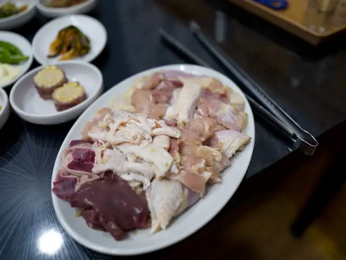 기본 찬과 함께 등장한 닭구이용 불판