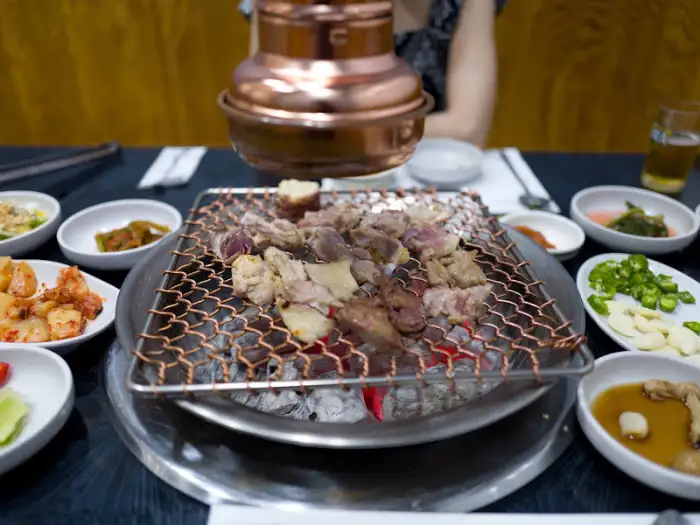숯불 위에서 맛있게 익어가는 닭구이