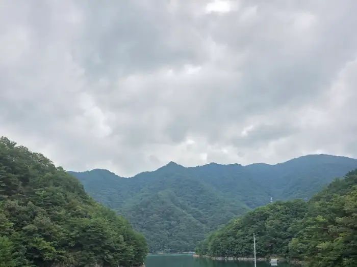 호수와 산의 전경