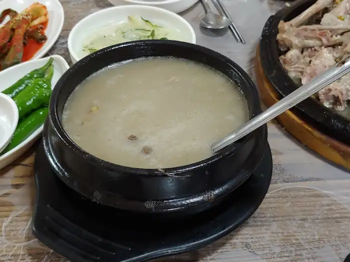 오리도기니탕 국물의 모습