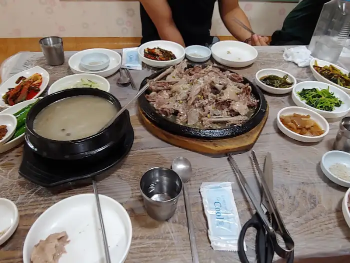 테이블에 차려진 여러 음식 사진