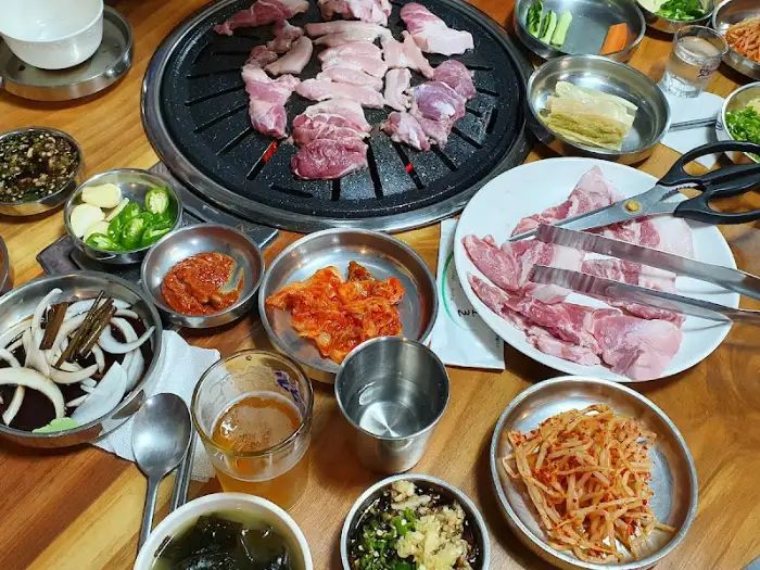 테이블 세팅과 숯불