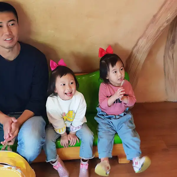 아이들이 앉아있는 모습