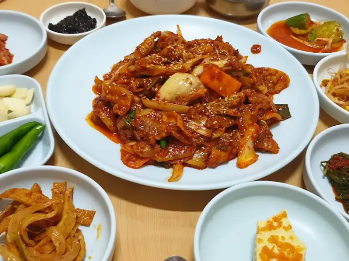 푸짐하게 차려진 두루치기와 반찬들