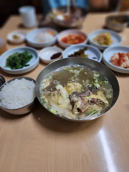 뚝배기에 담긴 맑은 탕