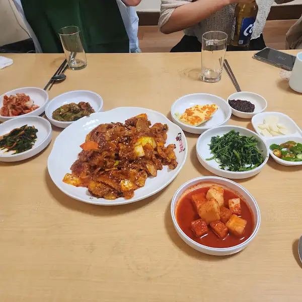 테이블에 차려진 식사 모습