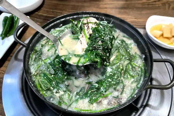 밑반찬과 흑염소전골 준비