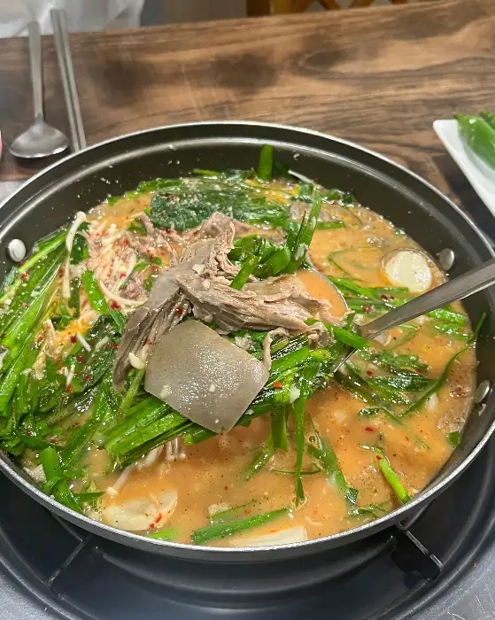 푸짐한 흑염소 전골