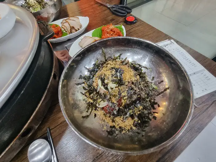 잘 익은 닭갈비와 곁들여 먹기 좋은 음식들