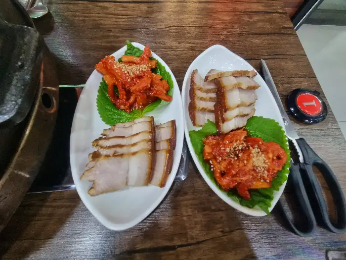잘 삶아진 수육과 곁들임 찬