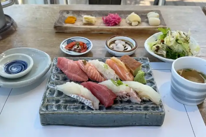 플레이팅 된 스시와 곁들임 찬