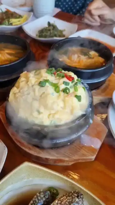 가마솥에서 갓 지어 나오는 밥