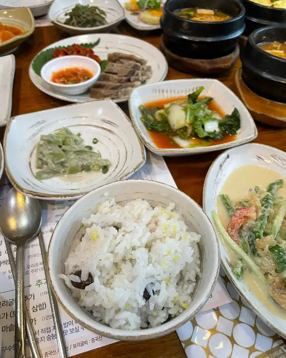 푸짐하게 차려진 가마솥밥상