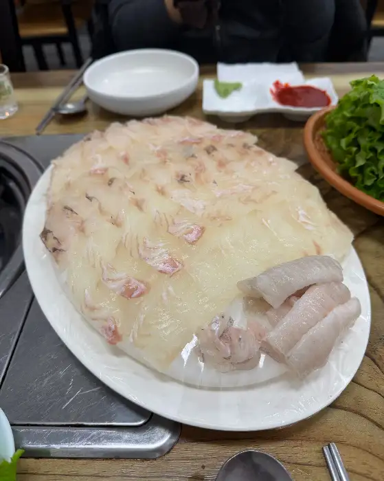 신선한 회가 담긴 접시