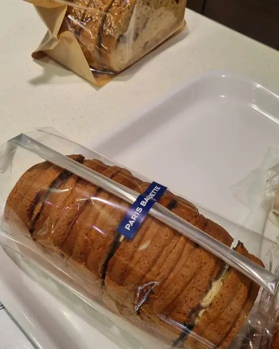 파리바게트 로고가 붙어 있는 빵