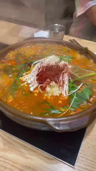 매운탕 위에 고명과 야채