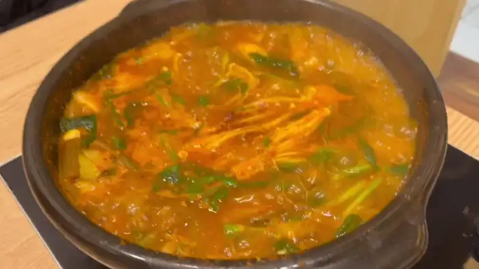매운탕 덜어내는 모습