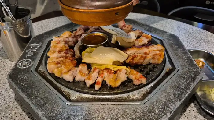 불판 위에서 맛있게 익어가는 고기 (사진 2)
