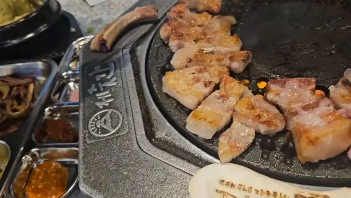 잘 익은 삼겹살 단면의 육즙 (사진 5)