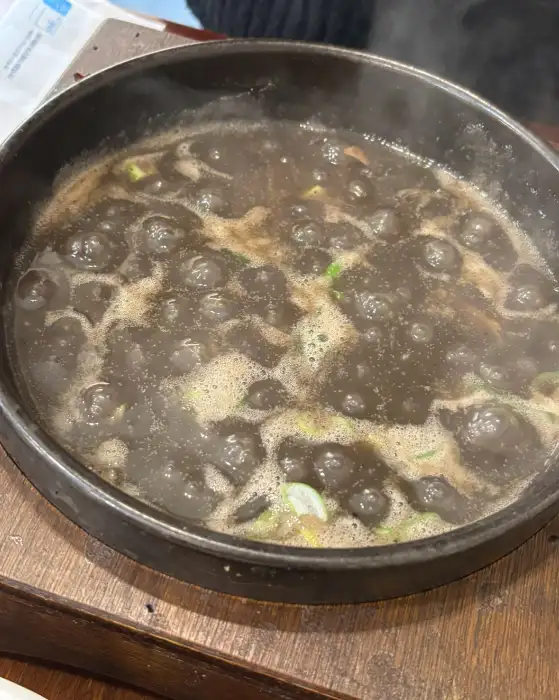김이 모락모락 나는 흑마늘 독계탕