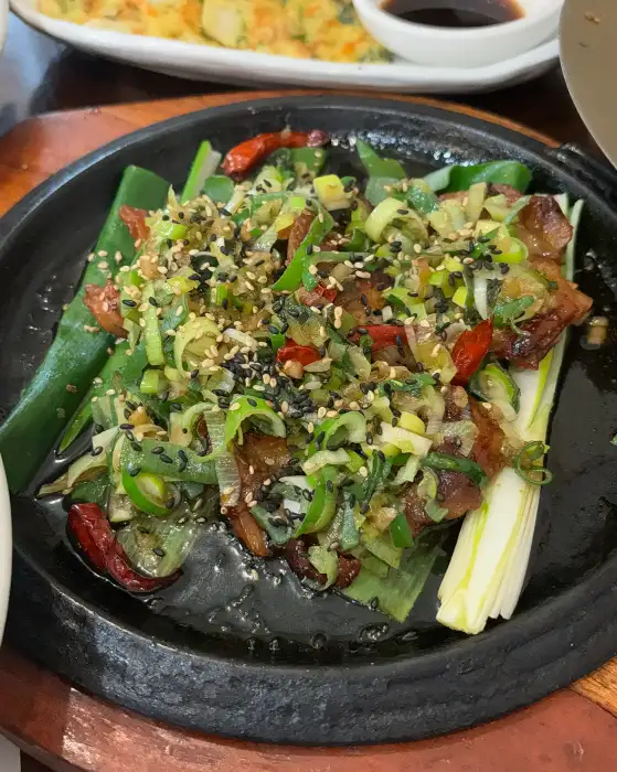 플레이팅된 반찬의 모습