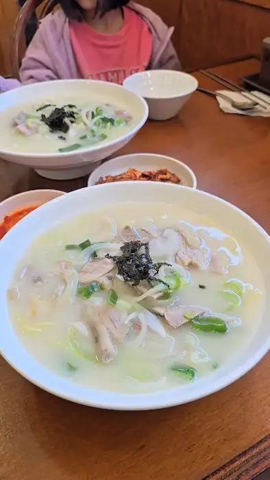 맑은 국물의 해장고기국수에 파와 김가루가 고명으로 올라간 모습