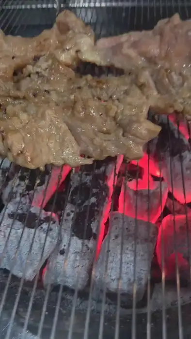 숯불 위에서 맛있게 익어가는 돼지갈비