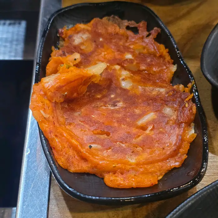 정갈한 접시에 담긴 김치전
