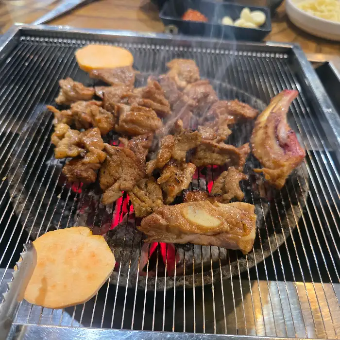 숯불 위에서 익어가는 생갈비