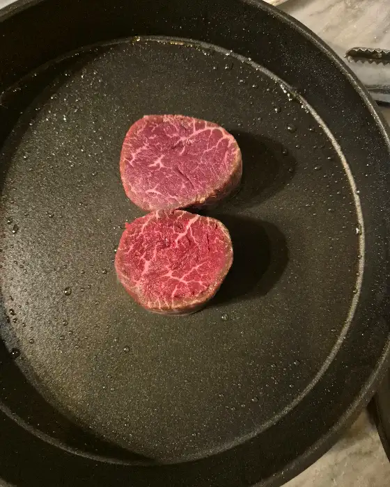 불판 위에서 맛있게 익어가고 있는 한우 스테이크